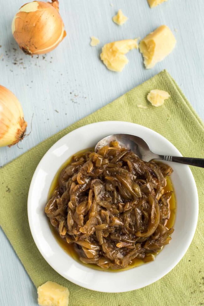 https://www.easycheesyvegetarian.com/wp-content/uploads/2012/04/Slow-cooker-caramelised-onions-8-650x975.jpg
