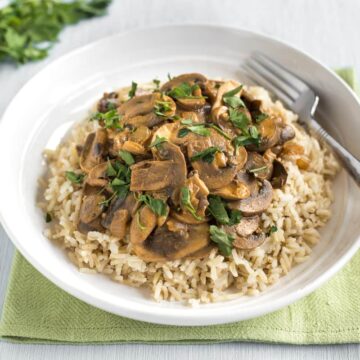 15 Minute Mushroom Stroganoff - Easy Cheesy Vegetarian