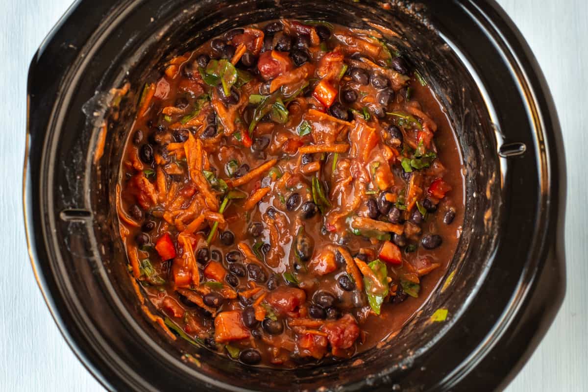 https://www.easycheesyvegetarian.com/wp-content/uploads/2013/10/Veggie-packed-slow-cooker-black-bean-soup-3-1.jpg