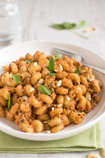 Creamy cashew and roasted red pepper pasta - Easy Cheesy Vegetarian