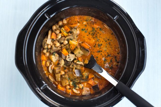 Curry de pois chiches à la noix de coco dans un pot de mijoteuse.