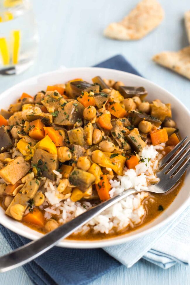 Souffle de curry de pois chiches avec des légumes et du riz.