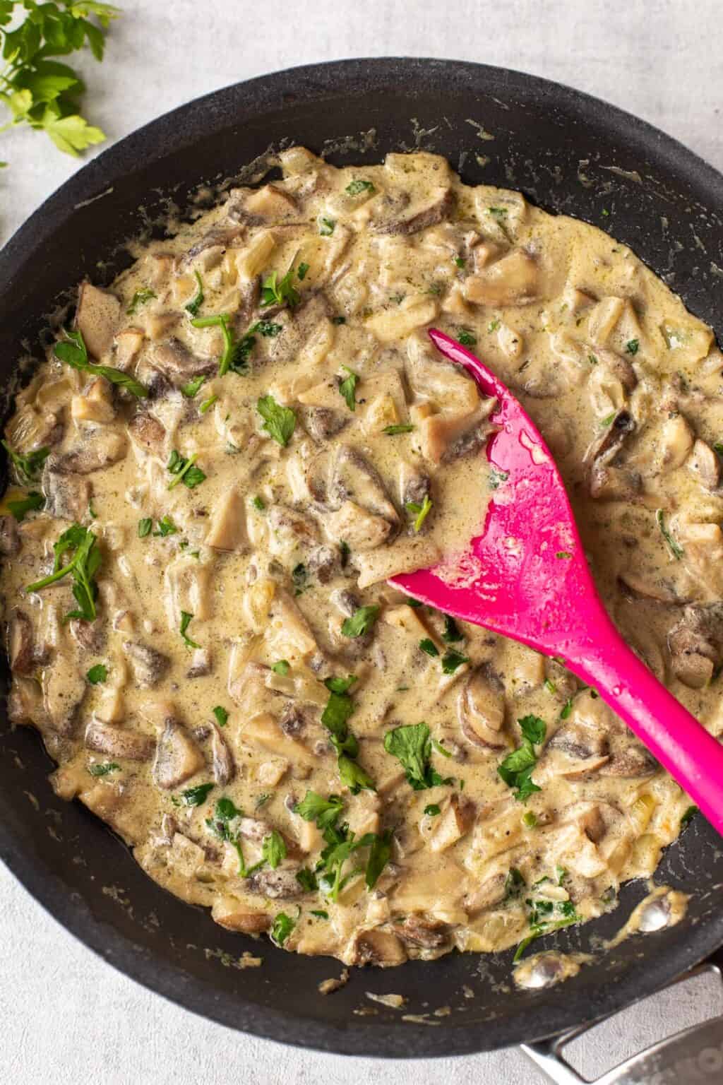 Creamy Mushroom and White Wine Pasta Sauce - Easy Cheesy Vegetarian