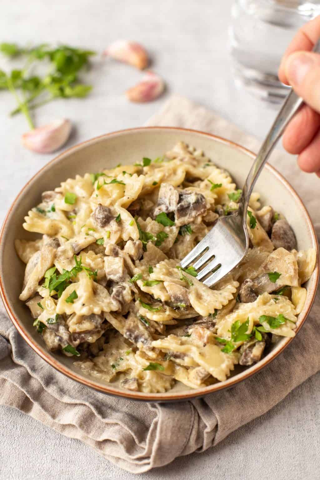 Creamy Mushroom and White Wine Pasta Sauce - Easy Cheesy Vegetarian