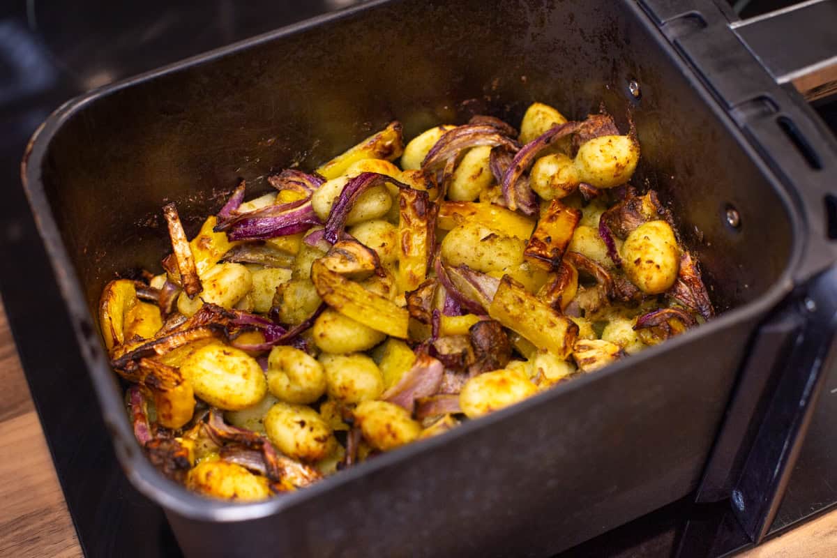 Crispy gnocchi and vegetables in an air fryer.